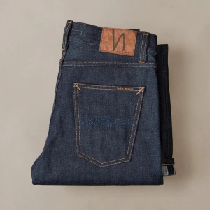 Nudie steady Eddie dry ace selvedge jeans - 14.2 oz dry selvedge denim från okayama mills i japan🇯🇵 sakura selvedge line. W30 L30. Nypris 3500kr tillverkade i Italien 🇮🇹 selvedge denim är ett sorts tyg tillverkad på en speciell vävstol och doppade i rå indigo för många lager av färg som kommer att försvinna genom tiden för att ge en unik tvätt som formas helt enkelt på hur du lever livet. Detta tyg tillverkas bara i Japan och har bästa kvaliten i industrin.