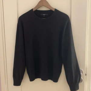 Svart stickad tröja - Basic svart stickad tröja från NEXT. Säljs då jag har många andra liknande och denna inte används💕Storlek S.