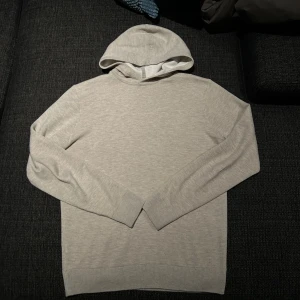 Merinoull hoodie - Merinoull hoodie i bra skick! Passar dig som vill ha en stilig look! Storlek S men kan passa M. Inga defekter. Hör av er vid frågor!