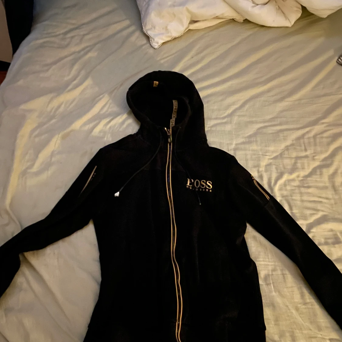 Svart,guld hoddie från Hugo boss  - 2