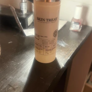 Skin Treat Active Botanical Beauty - Skin Treat Active Botanical Beauty är en ansiktsmask med AHA, BHA och PHA som boostar cellförnyelse, återställer fasthet och förbättrar lyster. Produkten är naturlig till 92% och innehåller ekologiska aktiva ingredienser som päron och björk.