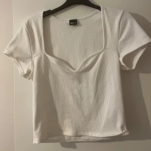 Vit ribbad topp  - Säljer en stilren vit ribbad topp från Gina Tricot. Använd ett fåtal gånger, men som ny! 🤍✨