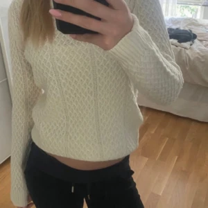 Vit stickad tröja - Så fin stickad tröja. Köpt på plick, endast testad. Jätte fint skick. Finns ingen lapp så vet inte märke och storlek med skulle säga passar xs❤️💕 kan diskutera pris