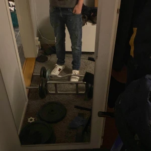 Tiger of Sweden jeans - Säljer ett par blå jeans med slitningar på framsidan. De har en klassisk femficksdesign och en knappgylf. Perfekta för en avslappnad stil. Passar mig bra som är 172