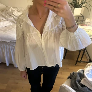 Vit blus  - Vit blus från Zara med broderi på axlarna. Använd enstaka gång så i ett mycket fint skick💕tröjan är i storlek M men skulle säga att den snarare är en storlek S.