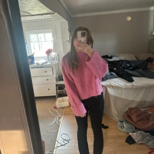 Stickad tröja - Säljer denna jätte fina stickade tröja som har en jätte fin rosa färg. Alldrig använd och är i nyskick! 