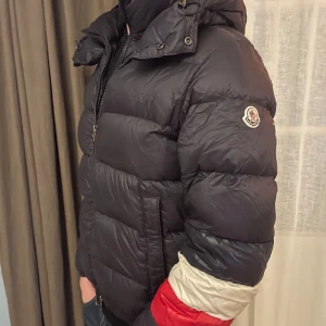 Moncler jacka  - Hej! Säljer nu dessa svin snygga moncler jackan. Fint skick, en lagning i ryggen. Märks inte av vid användning! Modellen är 185cm och väger 70kg. Storlek 2. Hör av dig vid frågor och funderingar!
