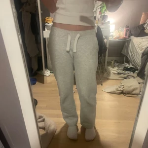 Russemerch mjukisbyxor - Säljer ett par bekväma grå russemerch mjukisbyxor i storlek XXS. Byxorna har en justerbar snörning. De är lite små noppriga men syns knappt. Säljer för de är förkorta på mig. Jag är 158cm lång!!!😄