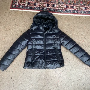 Svart dunjacka från lager 157💕 - Svart jacka från lager 157 säljer då sen är aningen stor på mig hör av er vid frågor 💕