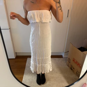 Vit axelbandslös klänning - Storlek xs. Vit klänning