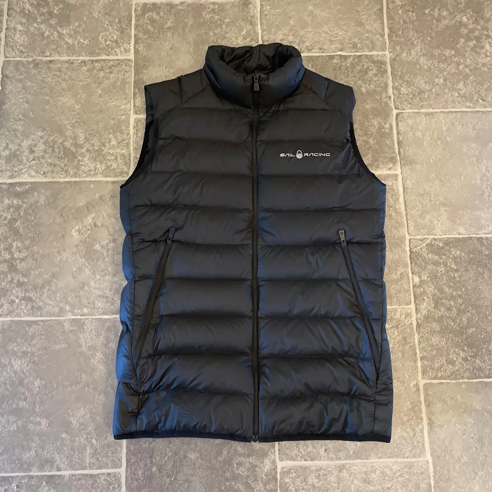 •9/10 skick - inga tecken på användning✅ •Storlek S📏 •Inkluderat - väst🧥 •Fraktar oftast inom 24h📦 •Nypris - 2200 SEK💸. Takit.