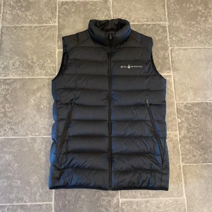 Sail Racing Väst - •9/10 skick - inga tecken på användning✅ •Storlek S📏 •Inkluderat - väst🧥 •Fraktar oftast inom 24h📦 •Nypris - 2200 SEK💸