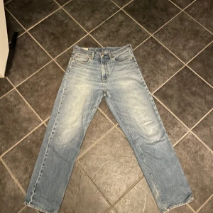 Levi's stay loose - Säljer ett par klassiska blå jeans från Levi's med en loose passform. Perfekta för en avslappnad stil. Strl 32/34
