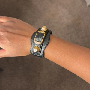 Säljer detta så snygga armbandet  - Säljer detta så fina och speciella Balenciaga armbandet. Fick inte med något äktighetesbvis när jag köpte det så vet inte om det är äkta eller ej. Skriv gärna om du har någon fundering✨