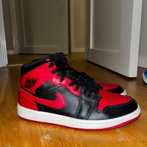 Air Jordan 1 ‘Banned’ storlek 42 - Säljer min killes snygga Jordan skor som är i mycket bra skick! Inte använda mycket och har mycket kvar att ge. Röda och svarta storlek 42. Säljer även ett par blåvita jordans, kolla gärna in min sida😊