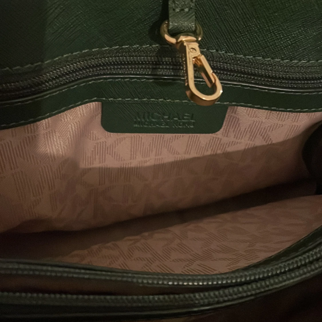 Grön handväska från Michael Kors - 92