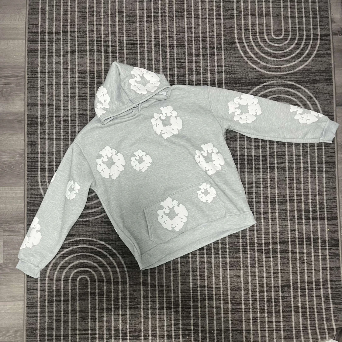 Grå hoodie och byxor med blommönster - 90