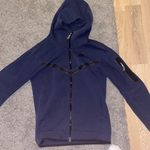 Nike tech fleece - Säljer pga att den har blivit för liten.  Bra skick inga hål eller märken. Den är äkta och köpt för 1050kr.