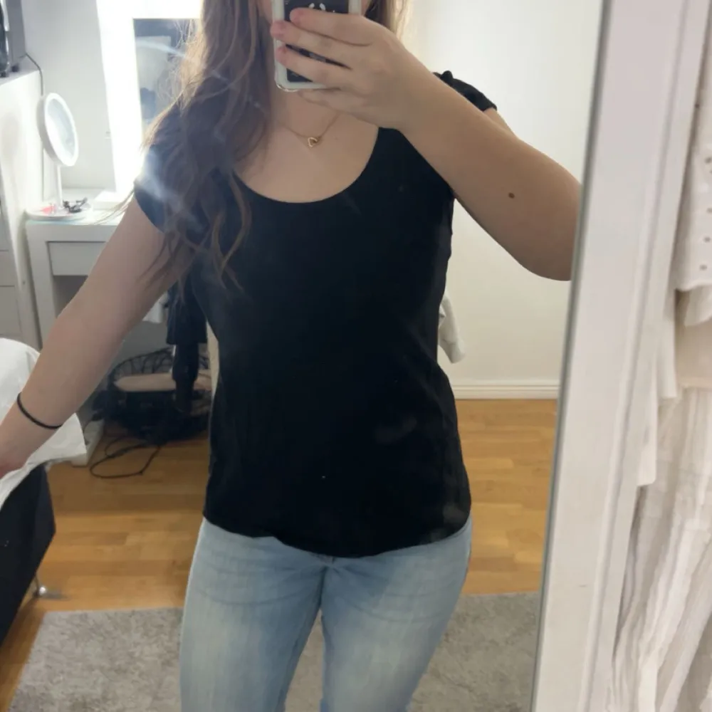 Säljer en klassisk svart t-shirt från H&M:s L.O.G.G. kollektion. Säljer då den är för stor för mig💞💞💞💞💞💞. T-paidat.