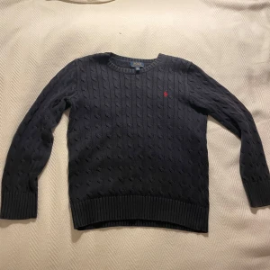Ralph lauren tröja - Säljer riktigt fet mörkblå ralph lauren tröja. Den är L i barn storlek men sitter som S. Inte så använd. Pris kan diskuteras vid snabb affär. 
