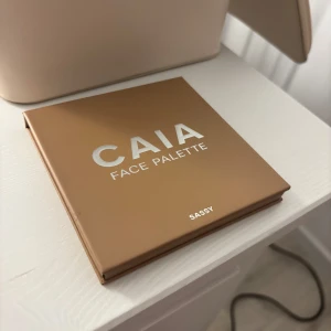 Caia sassy palette - Snygg face palette från CAIA med fyra olika nyanser: contour, blush, bronzer och highlighter. Perfekt för att skapa en komplett look. Kompakt och lätt att ta med sig. Använd en del gången men säljer för har tröttnat 