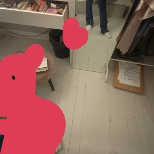 Mörkblå bootcut low Rise jeans - Snygga mörkblå bootcut jeans med klassisk design. De har riktig low midja .bootcut. Perfekta för att matcha med olika toppar och skor.Jag fick dessa i present men de va lite stora för mig så jag väljer att sälja de.