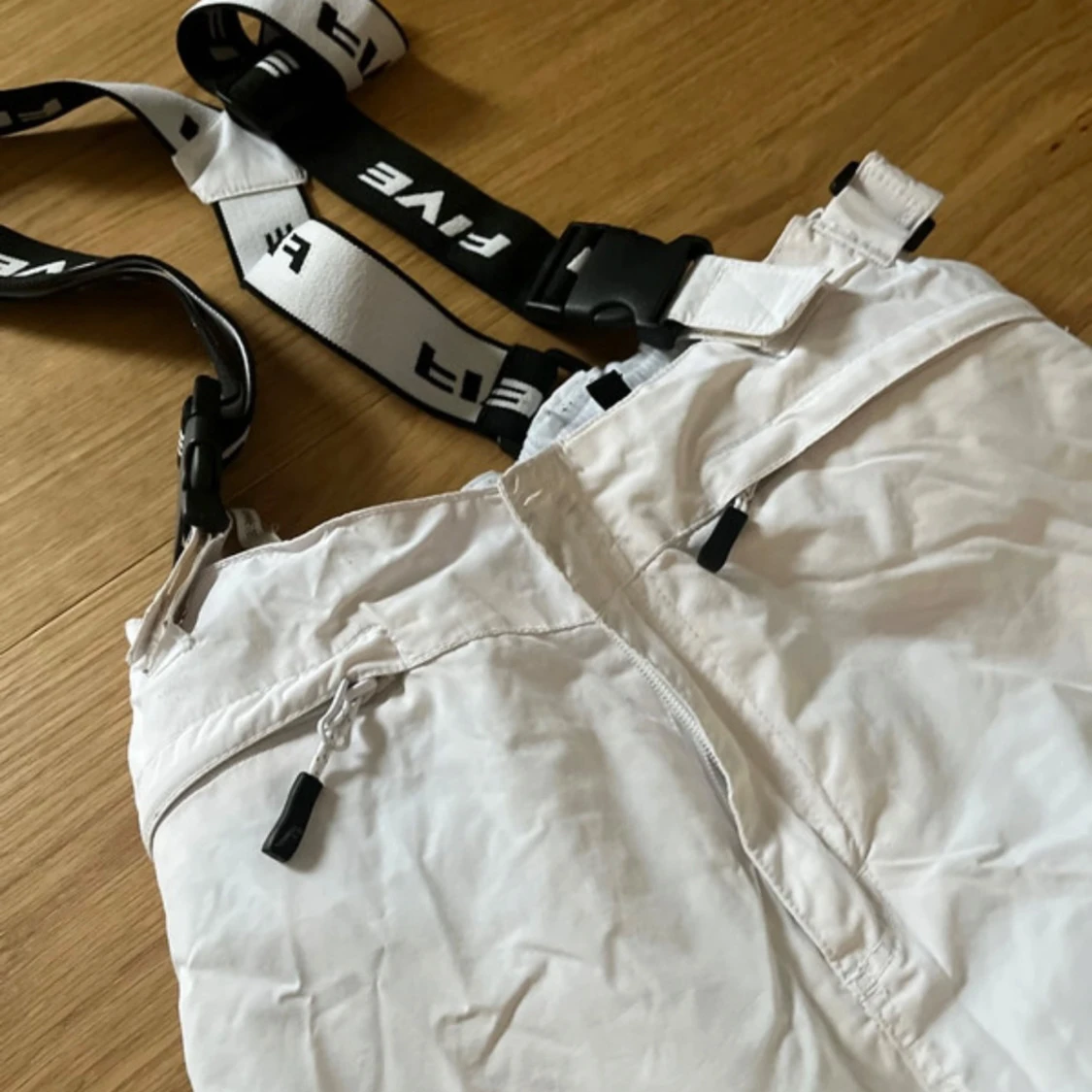 Vita skidbyxor med hängslen - 90