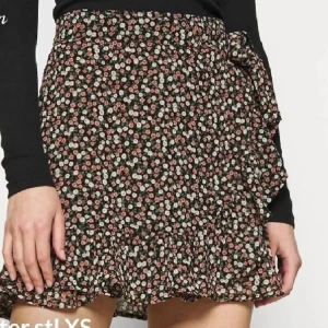 Omlottkjol - Superfin blommig omlottkjol från hollister💓 finns ej att köpa i sverige, köpt för 400 & oanvänd