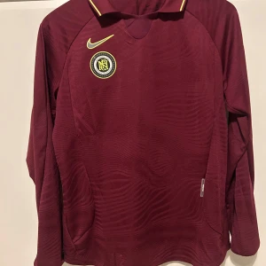 Vinröd långärmad fotbollströja från Nike - Säljer en vinröd långärmad fotbollströja från Nike  aldrig använd