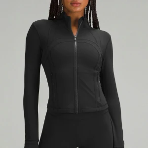 Lululemon jacka - Snygg tränings jacka från lululemon. Säljer den då den var för liten, endast använd 1 gång💕💕