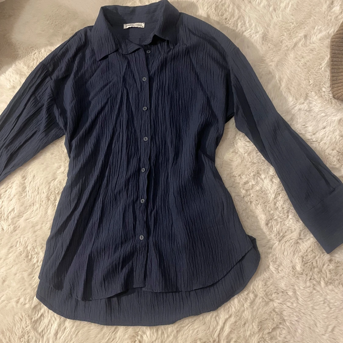 Mörkblå skjorta med knappar - 91