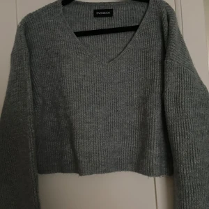 Kroppad stickad tröja från Even&Odd - Säljer en mysig grönaktig stickad tröja från Even&Odd. Då den aldrig har använts. 