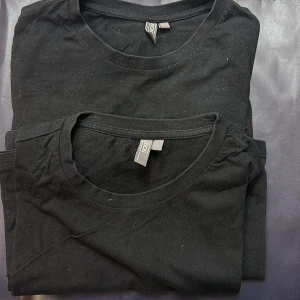 Svarta t-shirts från ASOS - Två klassiska svarta t-shirts från ASOS. Perfekta för en enkel och stilren look. Tillverkade i mjukt material för bekväm passform. Ett måste i garderoben! 2 st för 60 kr!
