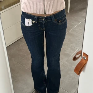 Mörkblå bootcut jeans - Helt nya lågmidjade jeans från ginatricot med prislappen kvar💕 midjemått 68 cm, men passar mig med 74-78 cm där byxorna sitter, innerbensläng 80cm 💕💕 ordinarie pris 499kr