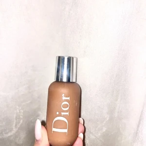 Dior Foundation - Dior foundation som har används som bronzer eller som ”dewy drops” ger så fin färg och glow, en av mina favoriter inte mycket använd. Produkt upp till mellan o och r kvar. 
