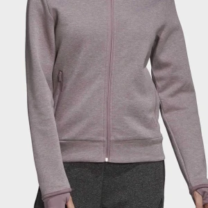 Lila huvtröja från Adidas - Säljer en snygg lila huvtröja från Adidas med dragkedja och huva. Tröjan har långa ärmar och praktiska fickor med dragkedja. Perfekt för en avslappnad stil. 💜