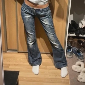 Blå bootcut jeans - Snygga blå low bootcut jeans. Säljer då dem tyvärr var lite för tajta 💔💔Midjemått: 37 Innerbenslängd: 79