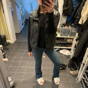 Svart väst - Svart väst i ”skinn”material, köpte för ganska länge sen men inte använt så mycket! 