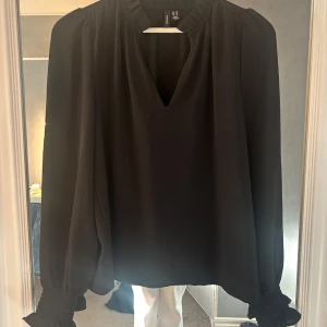 Svart blus - En jättefin svart blus ifrån Vero Mods i storlek xs. Den är aldrig använd så i nyskick, skriv för mer bilder💓💓