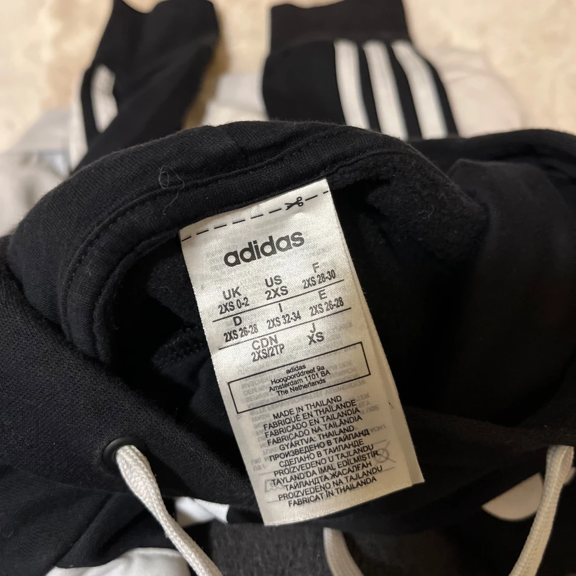 Svart och vit hoodie från Adidas - 92