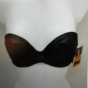 Svart axelbandslös bh från Gossard - Säljer en elegant svart axelbandslös bh från Gossard. Den är tillverkad i satin för en lyxig känsla och designad för att ge ultimat komfort och klyfta. Perfekt för att bära under axelbandslösa toppar och klänningar.