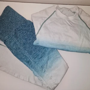 Blå/vit ombre träningstopp och leggings - Snyggt set med träningstopp och leggings i turkos/vit ombre. Inte mycket användning därav säljes de. Garderobsrensning så kika gärna på övriga auktioner. 