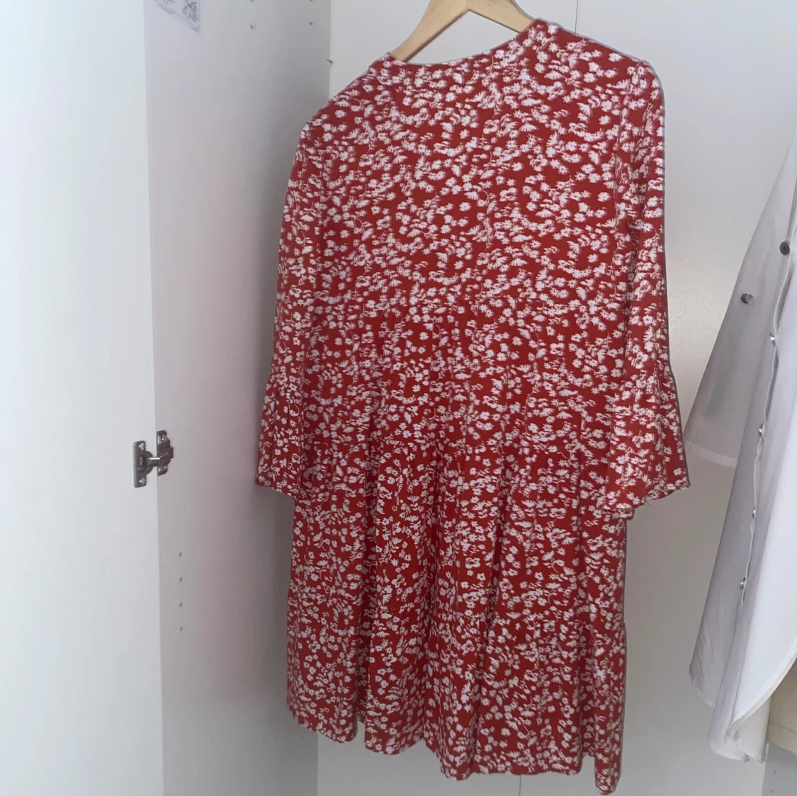 Röd blommig klänning - 90