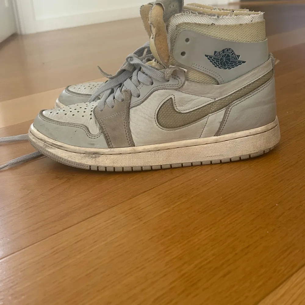 Säljer ett par grå Nike Air Jordans med snörning och hög design. Storlek är W39. Använda ett par gånger, lite smutsiga. Original pris är 1500kr. Kengät.
