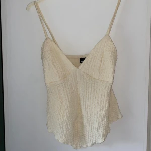 Beige ribbad linnetopp - Säljer en stilren beige ribbad linnetopp med smala axelband✨❣️