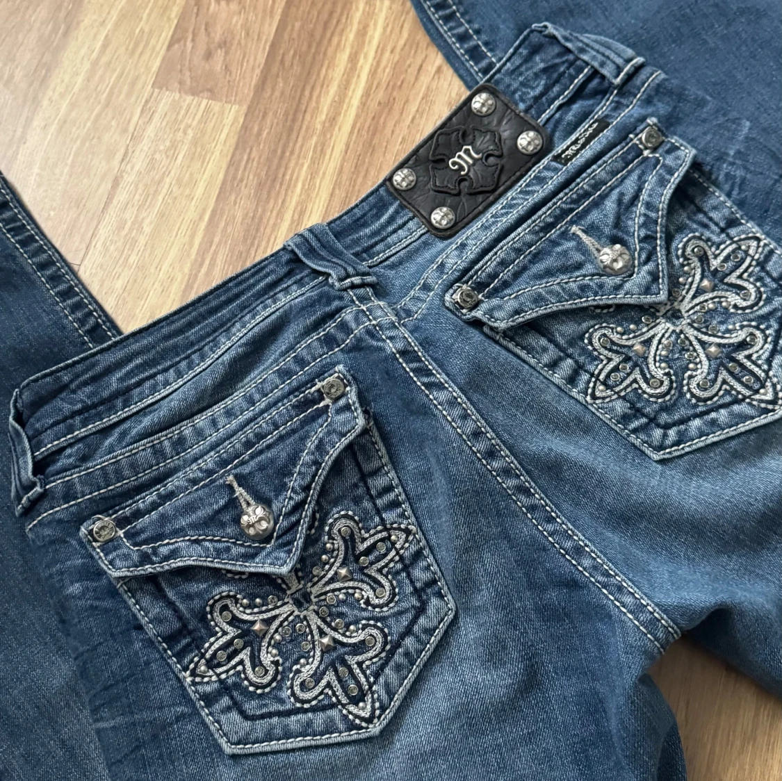 Blå jeans med broderade bakfickor från Miss Me
