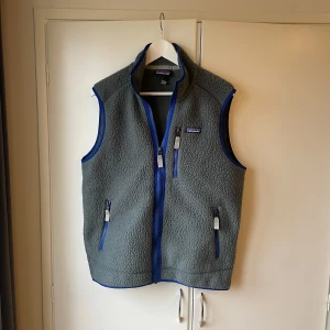 Grå fleeceväst från Patagonia - Säljer en grå fleeceväst från Patagonia i strl M. Skick 9,5/10