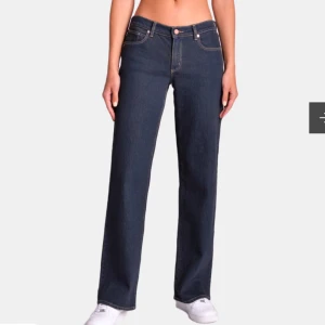 Lågmidjade Mörkblå jeans  - Helt nya med prislapp kvar. Super snygg passform. Lågmidjade. Nypris 1100