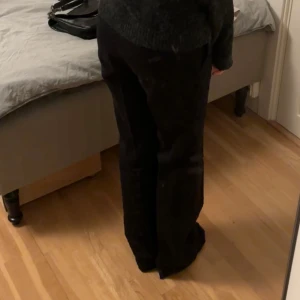 Lågmidjade boocut kostymbyxor - Super Lågmidjade utsvängda kostymbyxor från weekday. Helt nya Bootcut