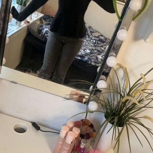 Svart tröja från H&M - Säljer en stilren svart tröja från H&M. Tröjan har en figurnära passform med långa ärmar och en lätt utsvängd nederdel. Perfekt för en elegant och enkel look. Använd fåtal gånger.